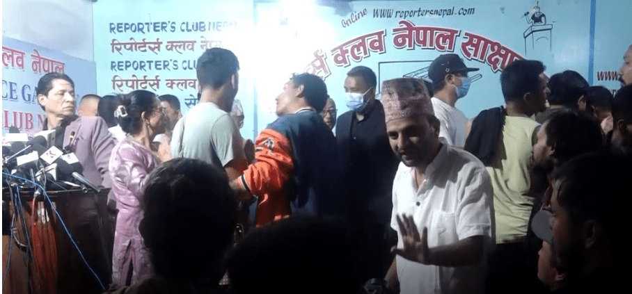 जेनजीको पत्रकार सम्मेलनमा हात हालाहाल
