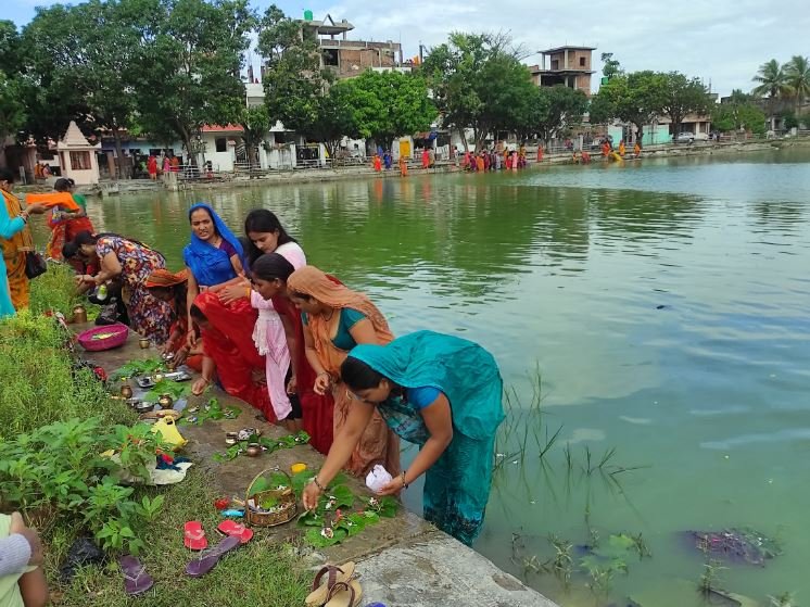 कलटु पोखरीमा खरी र तेल चढाउँदै भक्तजन