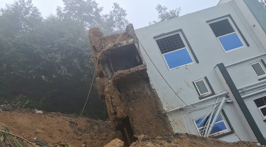 लगातार वर्षाले धापाखेलमा साढे दुई तले घर ढल्यो, समयमै खाली गराइँदा ठूलो क्षति टर्‍यो