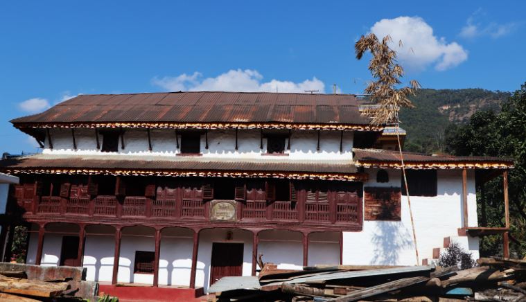 तीन सय वर्ष पुरानो घर