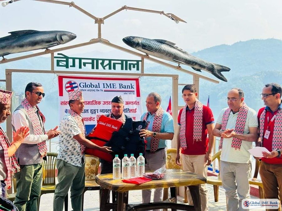 ग्लोबल आइएमई बैंकद्धारा लाइफ ज्याकेट हस्तान्तरण