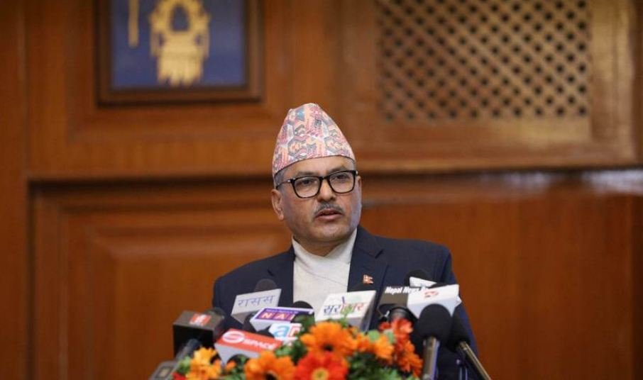 वित्तीय स्थायित्वमा समस्या छैन : गभर्नर अधिकारी