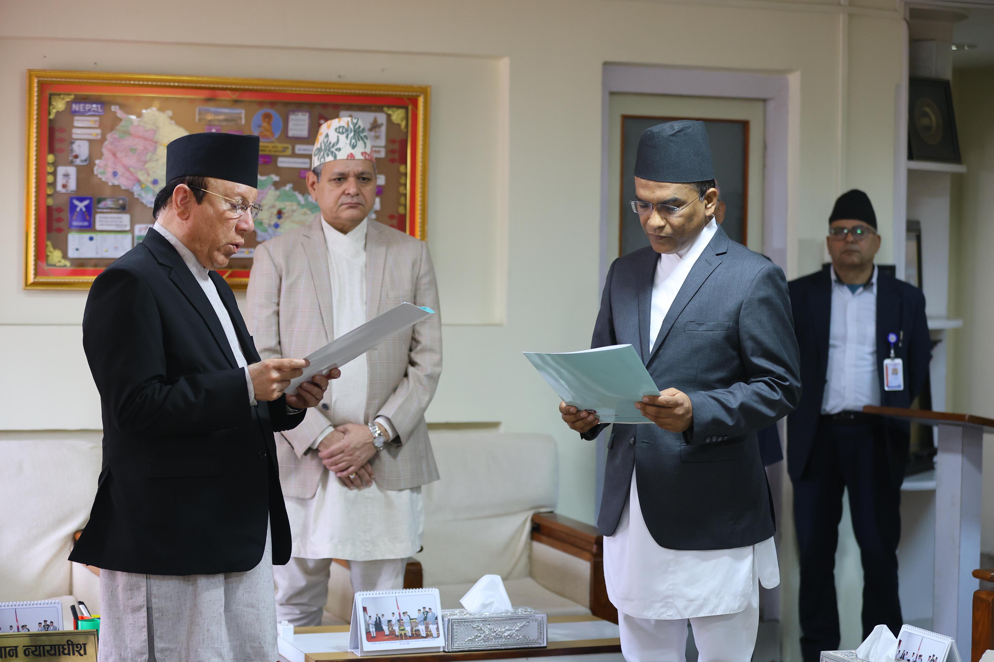 नवनियुक्त गभर्नर पौडेलले लिए शपथ, आजै बालुवाटारमा पदबहाली