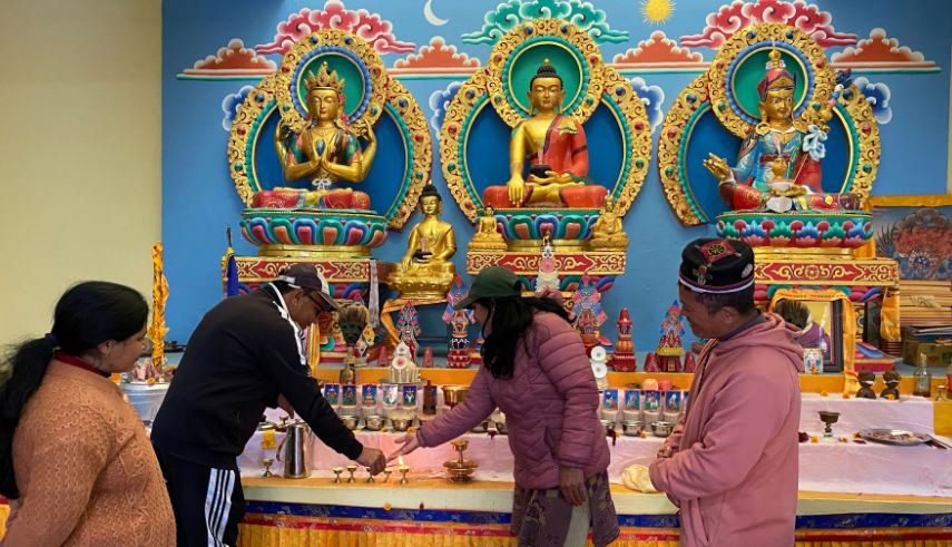 छेडुब छ्योइलिङ्ग गुम्बामा भक्तजन