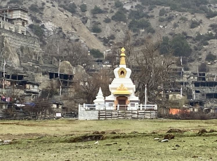 पुराना घरबस्तीमा निर्माण गरिएको स्तुपा