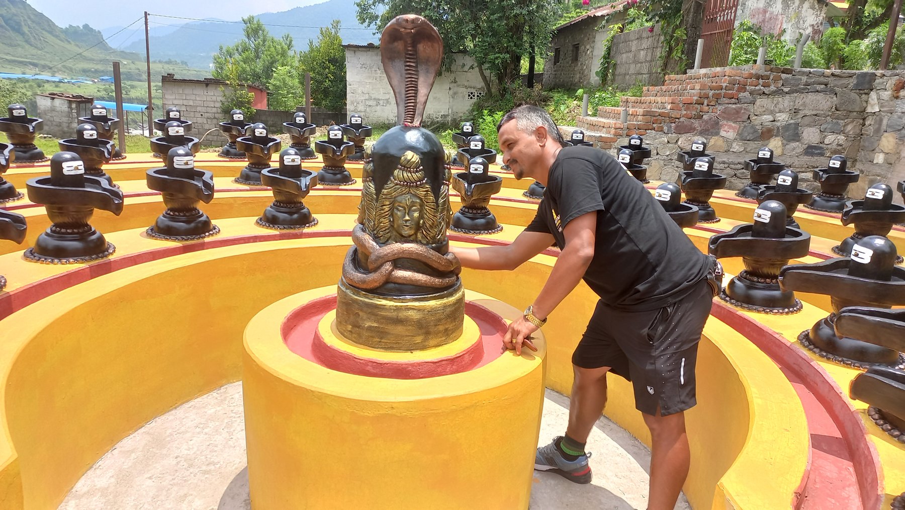शिव मूर्तिमा रङ्गरोगन गर्दै मूर्तिकार बोहोरा