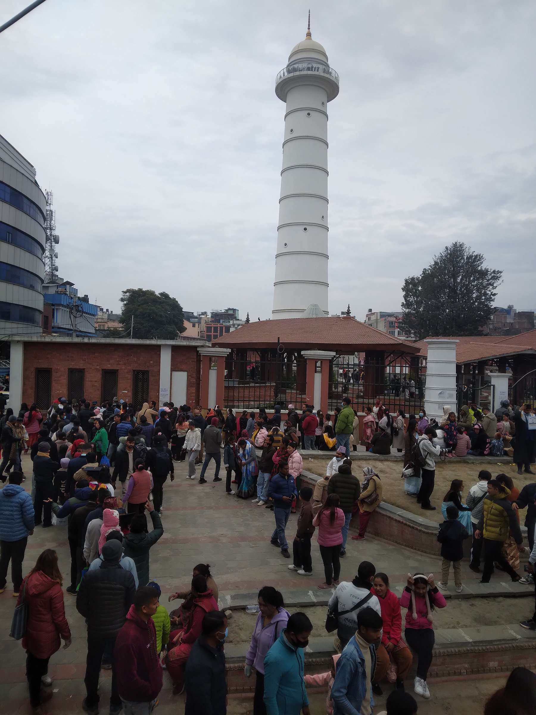 धरहरा चढ्न आएका सर्वसाधारण (तस्बिर)
