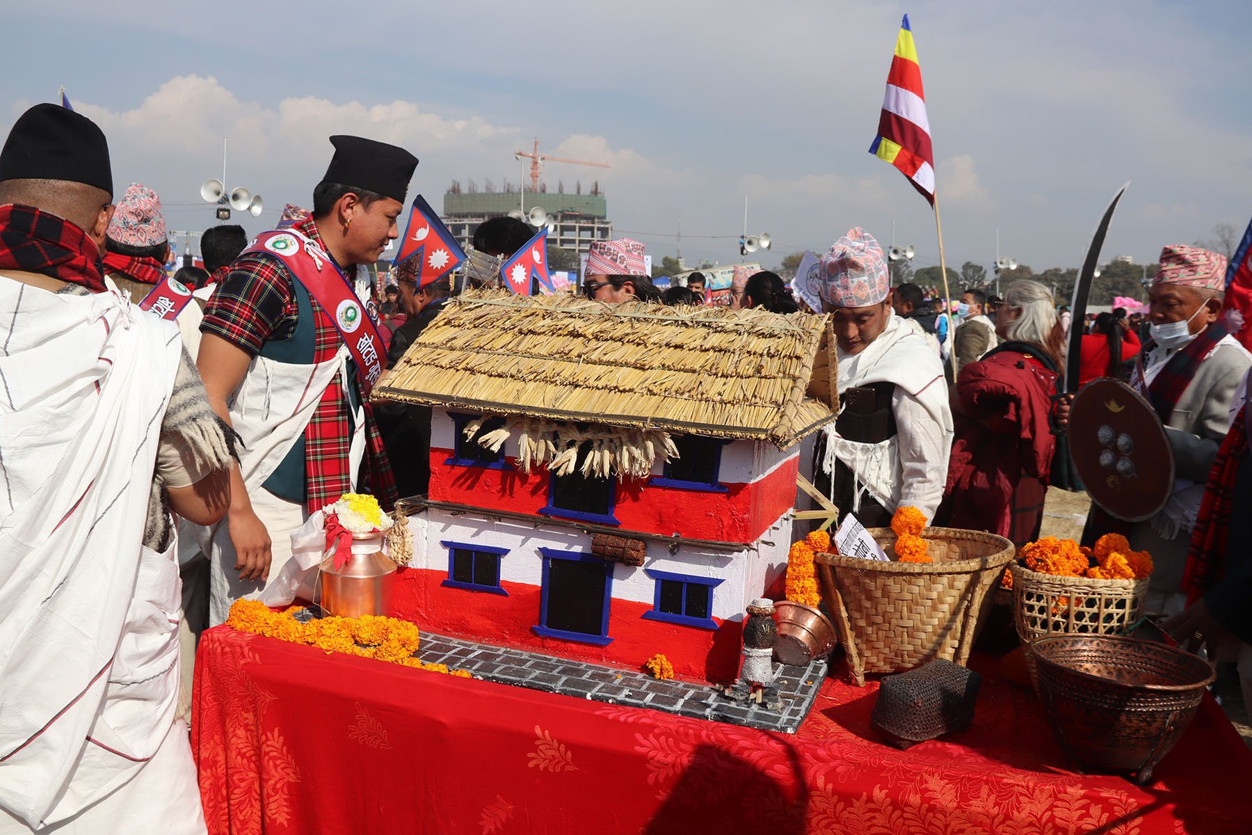 ल्होसारमा  परम्परा झल्कने घरको स्तम्भ