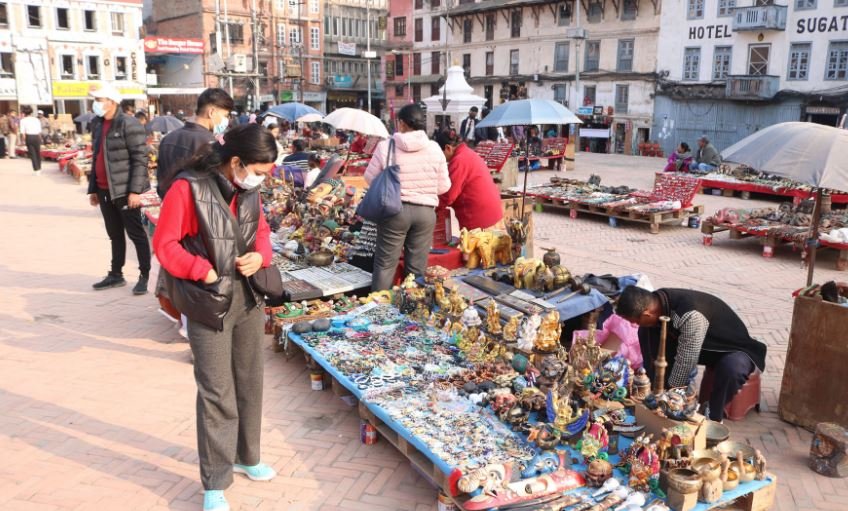गहना हेर्दै