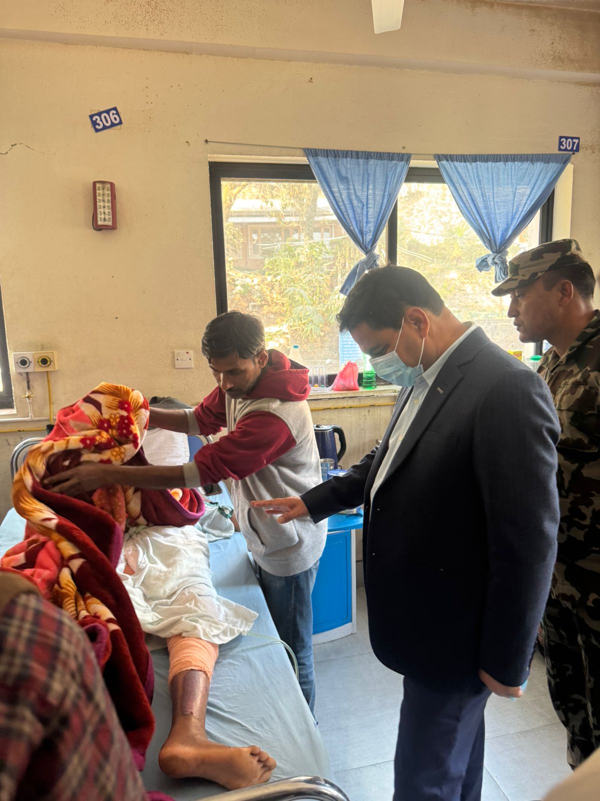 स्वास्थ्य मन्त्रीद्वारा जलन पीडितको उपचार निरीक्षण गर्दै निःशुल्क उपचारका दुरुपयोग रोक्न आग्रह