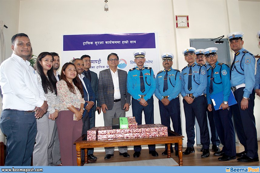 हिमालयन एभरेष्ट इन्स्योरेन्सद्धारा ४० थान स्मार्ट फोन हस्तान्तरण