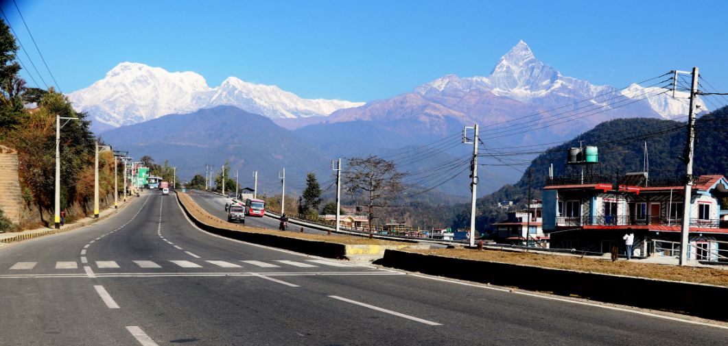 छ लेनको सडकबाट देखिएको हिमशृङ्ला