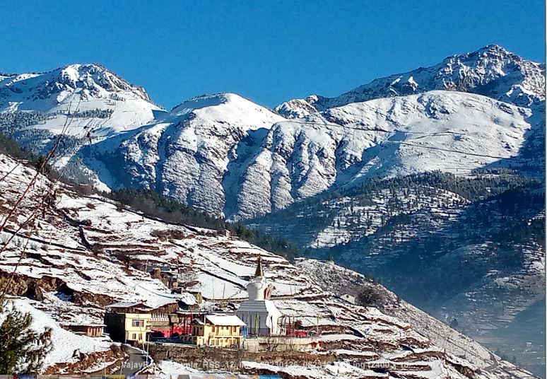 खलङ्गा बजारमा सेताम्मे हिउँ