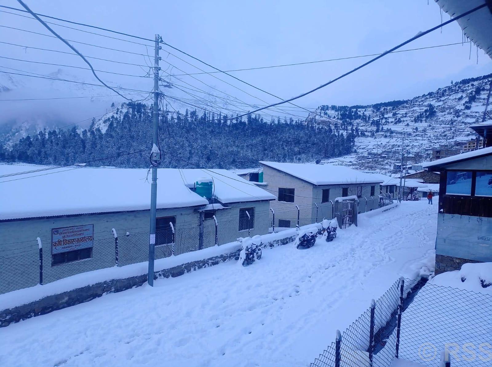 हिमपातले सुदूरपहाडका राजमार्ग र विद्युत् सेवा अवरुद्ध, जनजीवन प्रभावित