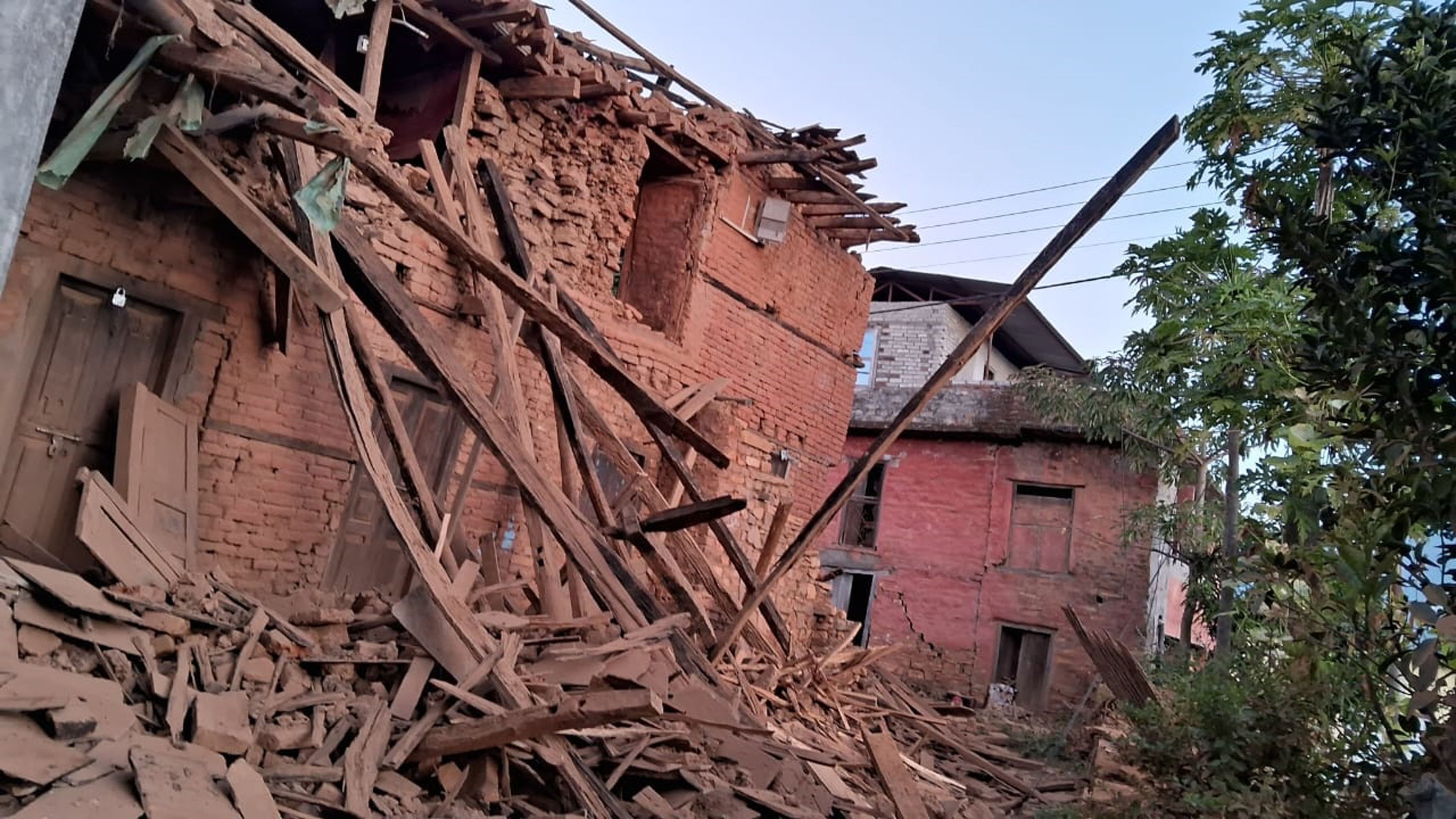 भुकम्पले जाजरकोटमा भत्किएका घर