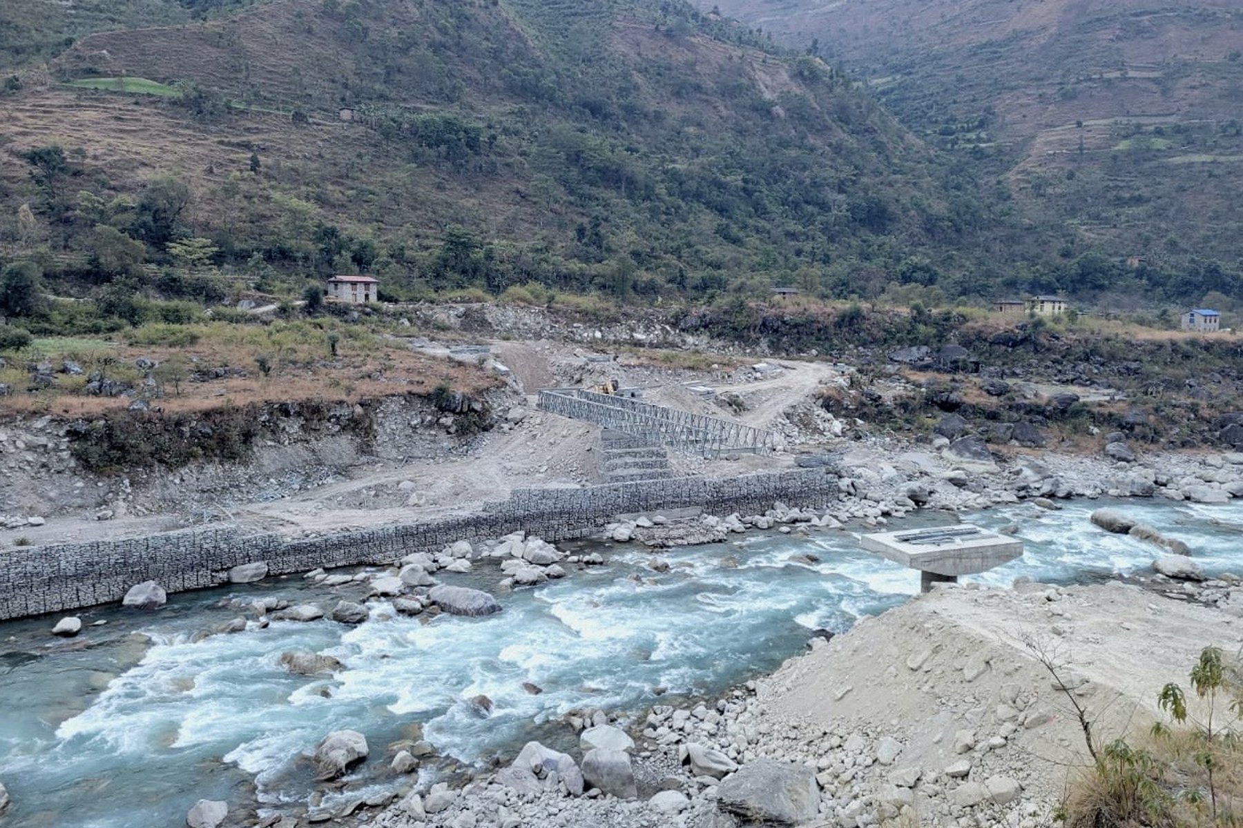 भेरी नदीमा निर्माणाधीन बेलिब्रिज