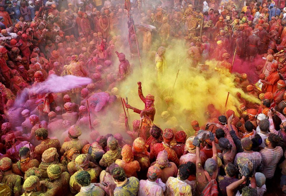 विदेशी पर्यटकले पनि मनाए होली