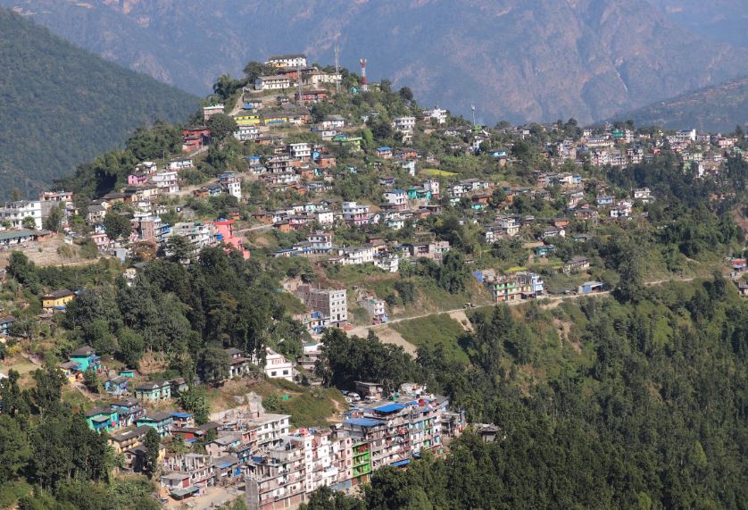 ठाडो डाडाँमा रहेका घरहरु