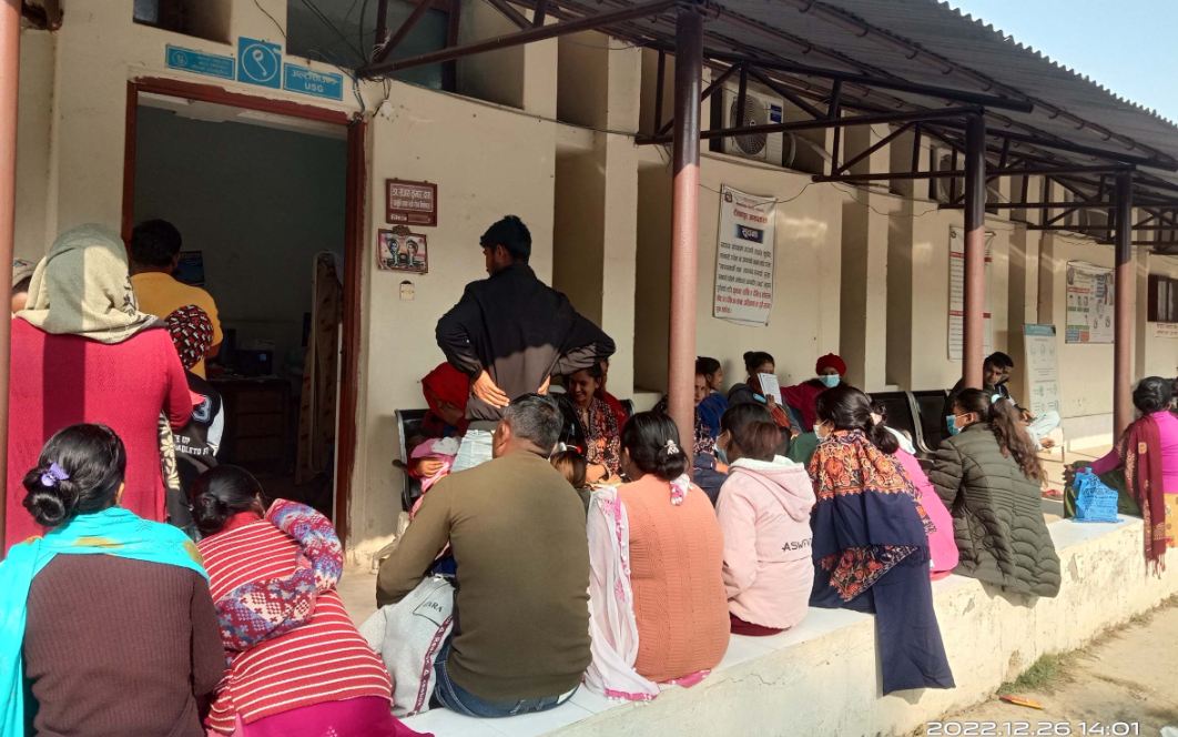 अस्पतालमा पालो कुर्दै बिरामी