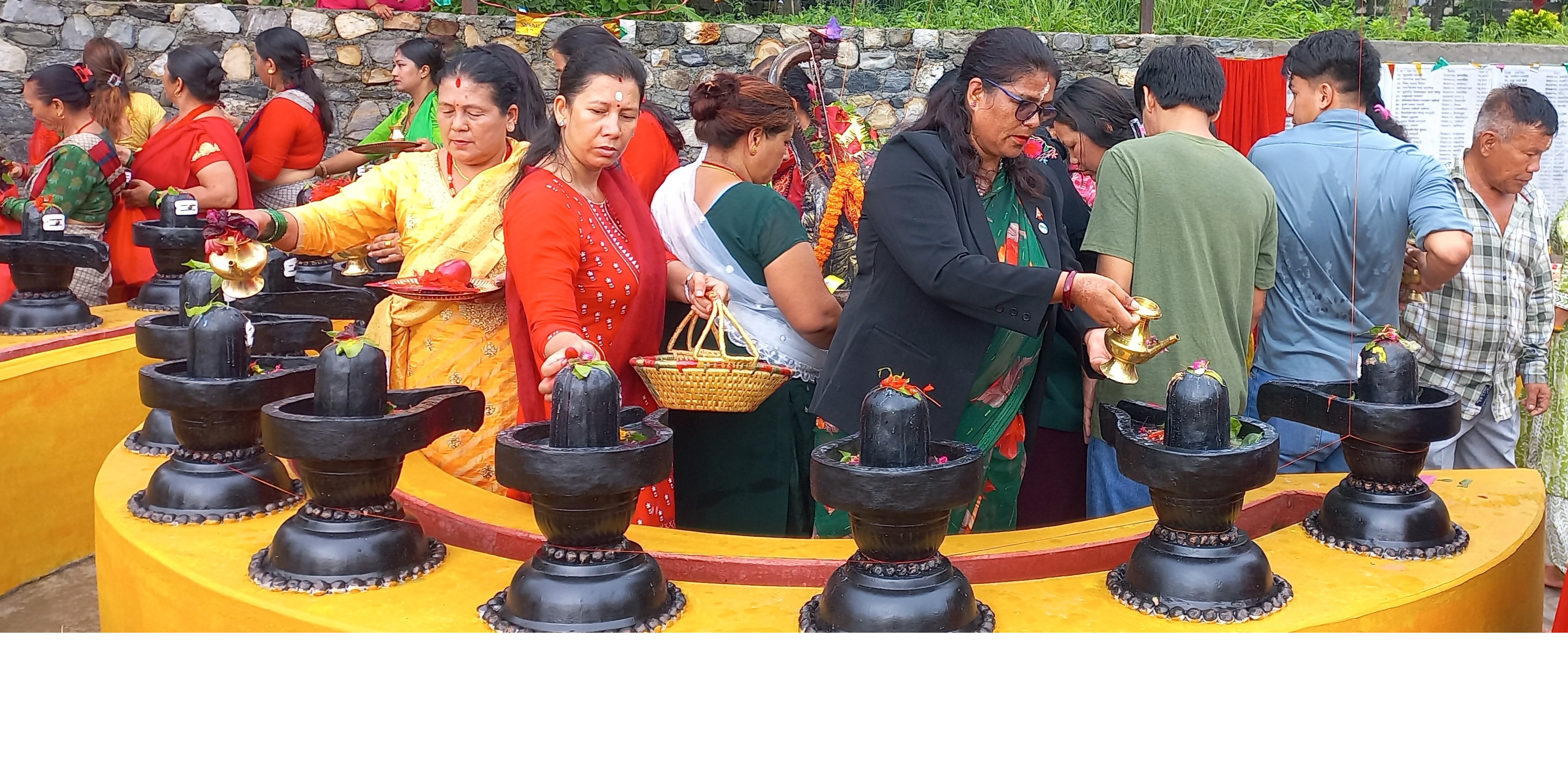 पुजा गर्दै भक्तजन