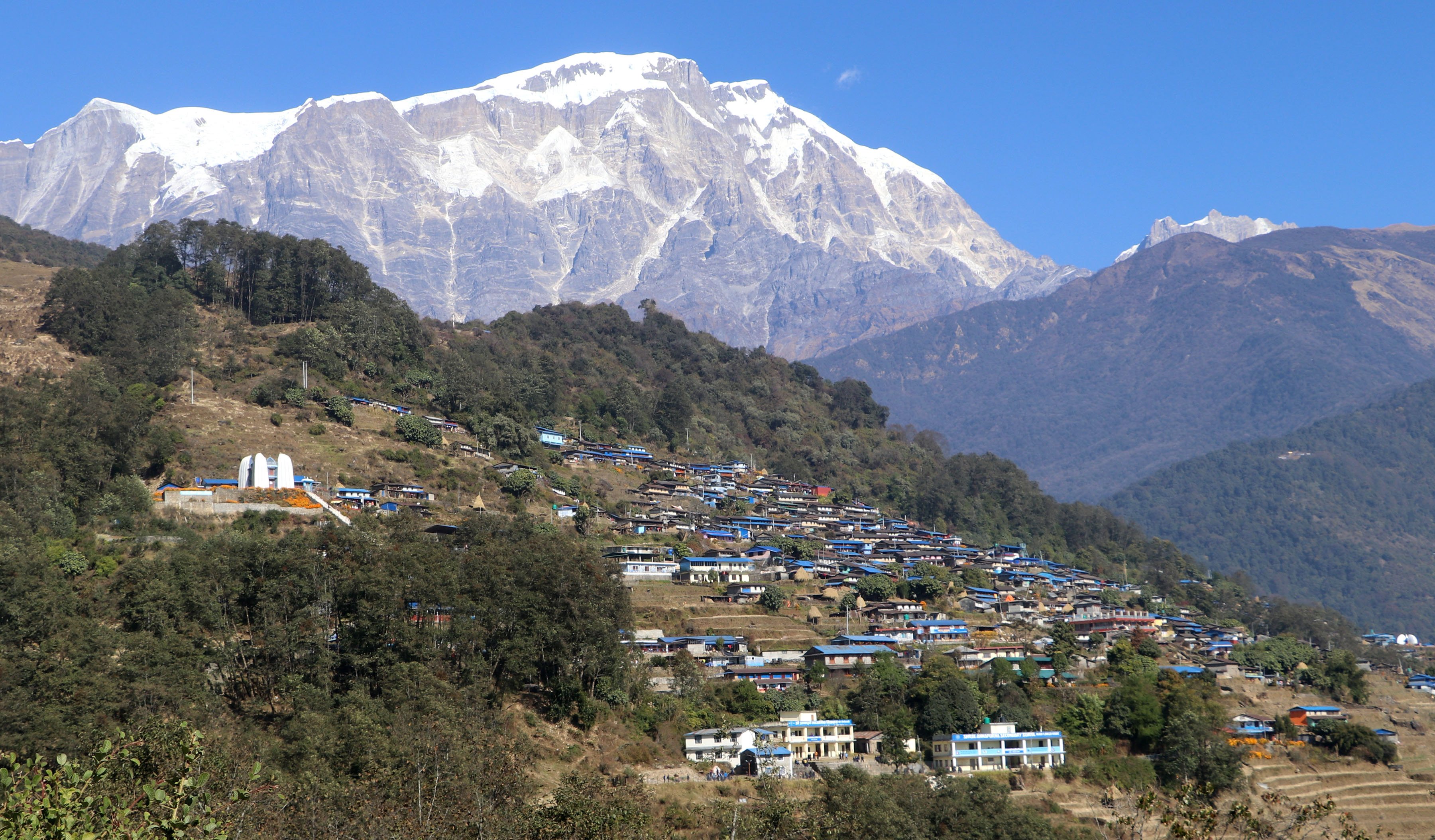 पर्यटकीय गाउँ सिक्लेस र मनोरम हिमश्रृङ्खलाको दृश्य