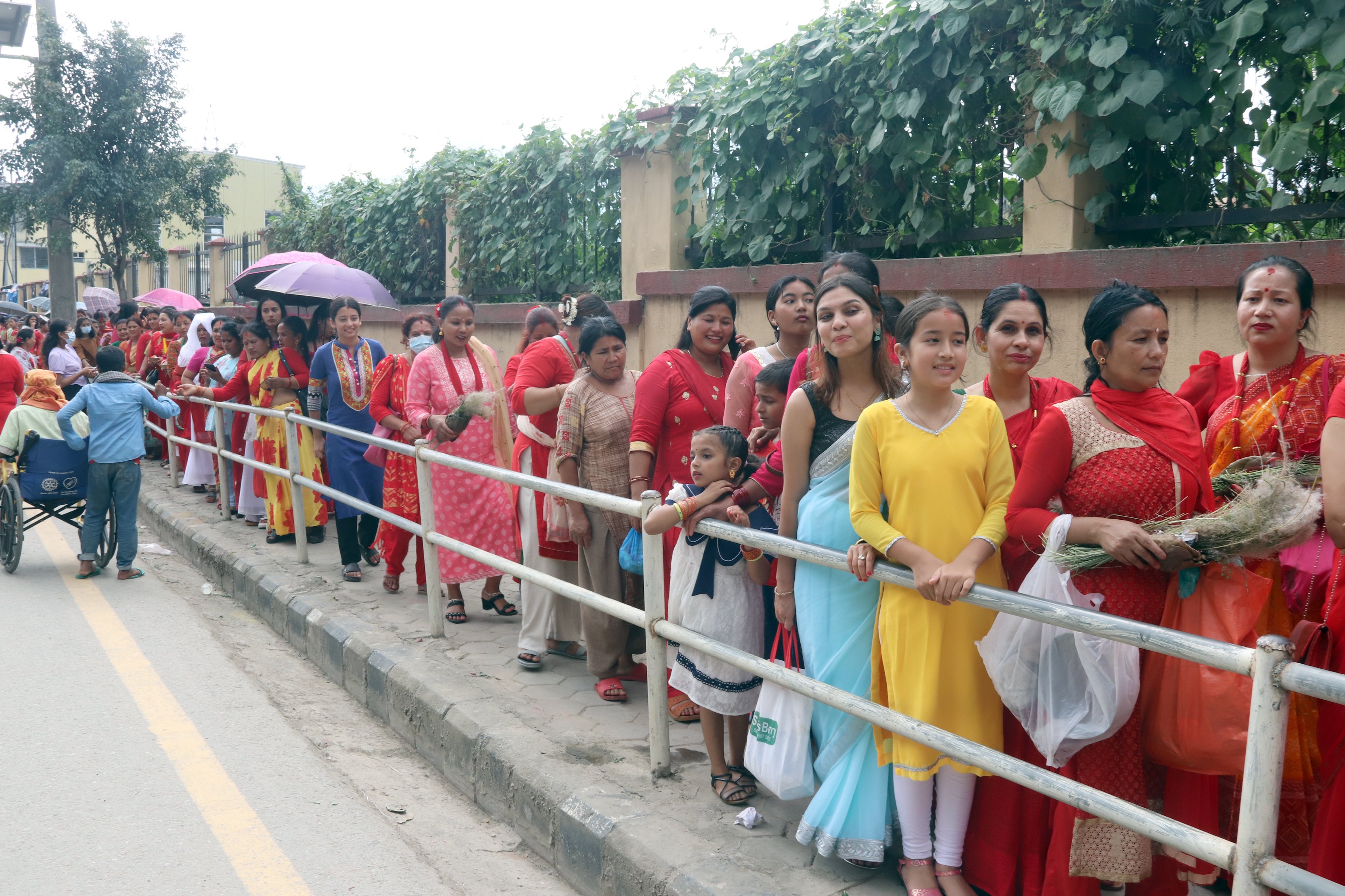 ऋषेश्वर मन्दिरमा भक्तजन