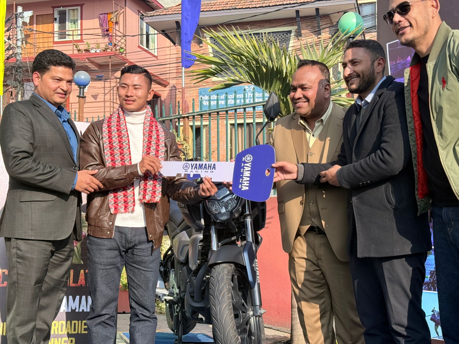 हिमालय रोडिज सिजन ७ का विजेता अनिश तामाङलाई यामाहा एफ जेड भी३ हस्तान्तरण