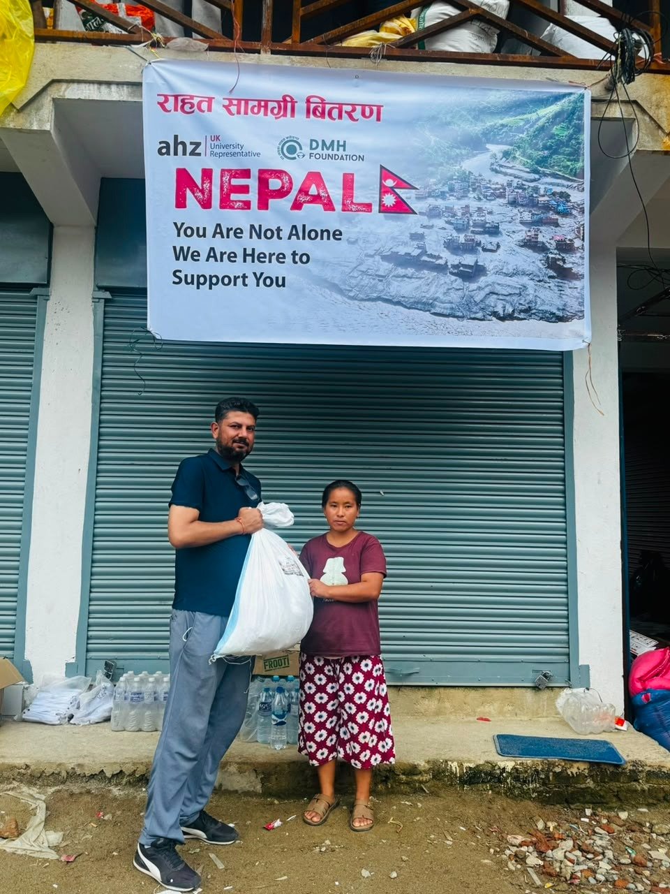 बाढीपीडितलाई एएचजेड एसोसिएट्स नेपाल र डीएमएच फाउन्डेसन बंगलादेशको राहत