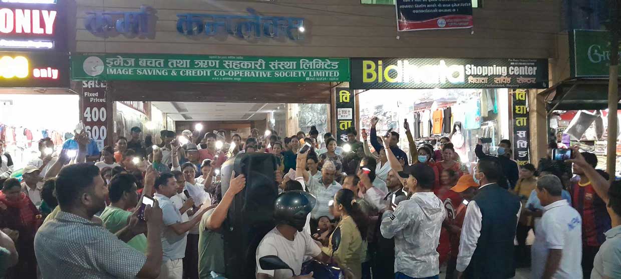 बचतकर्ताद्वारा टर्च लाइट बालेर संस्थापक अध्यक्ष देवकुमार नेपालीको खोजी