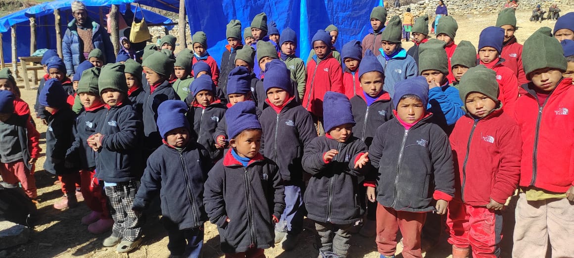 सिटिजन लाइफ इन्स्येरेन्सद्धारा विद्यार्थीलाई न्यानो कपडा वितरण