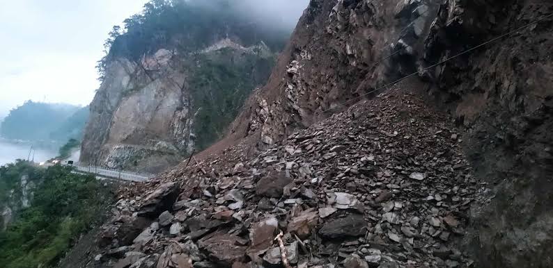 वर्षाले मुलुकभरका ११ राजमार्ग अवरुद्ध