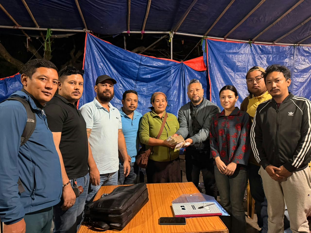 रसुवाका बाढीपीडितलाई ठमेलका रात्रीकालिन मनोरञ्जन व्यवसायीको सहयोग