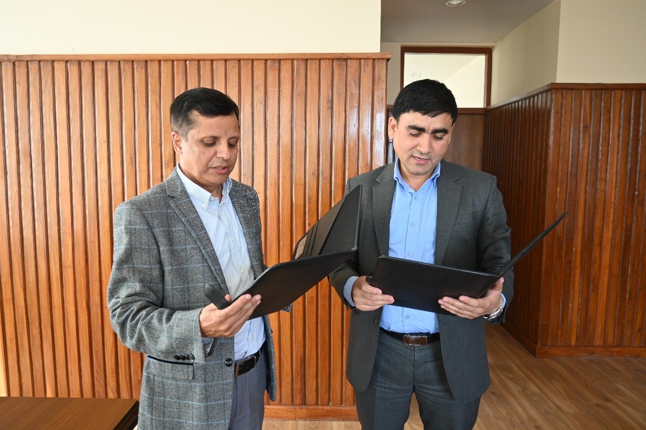 राष्ट्रिय जीवन बीमा कम्पनीका नवनियुक्त अध्यक्ष रमेश अर्याल लिए शपथ