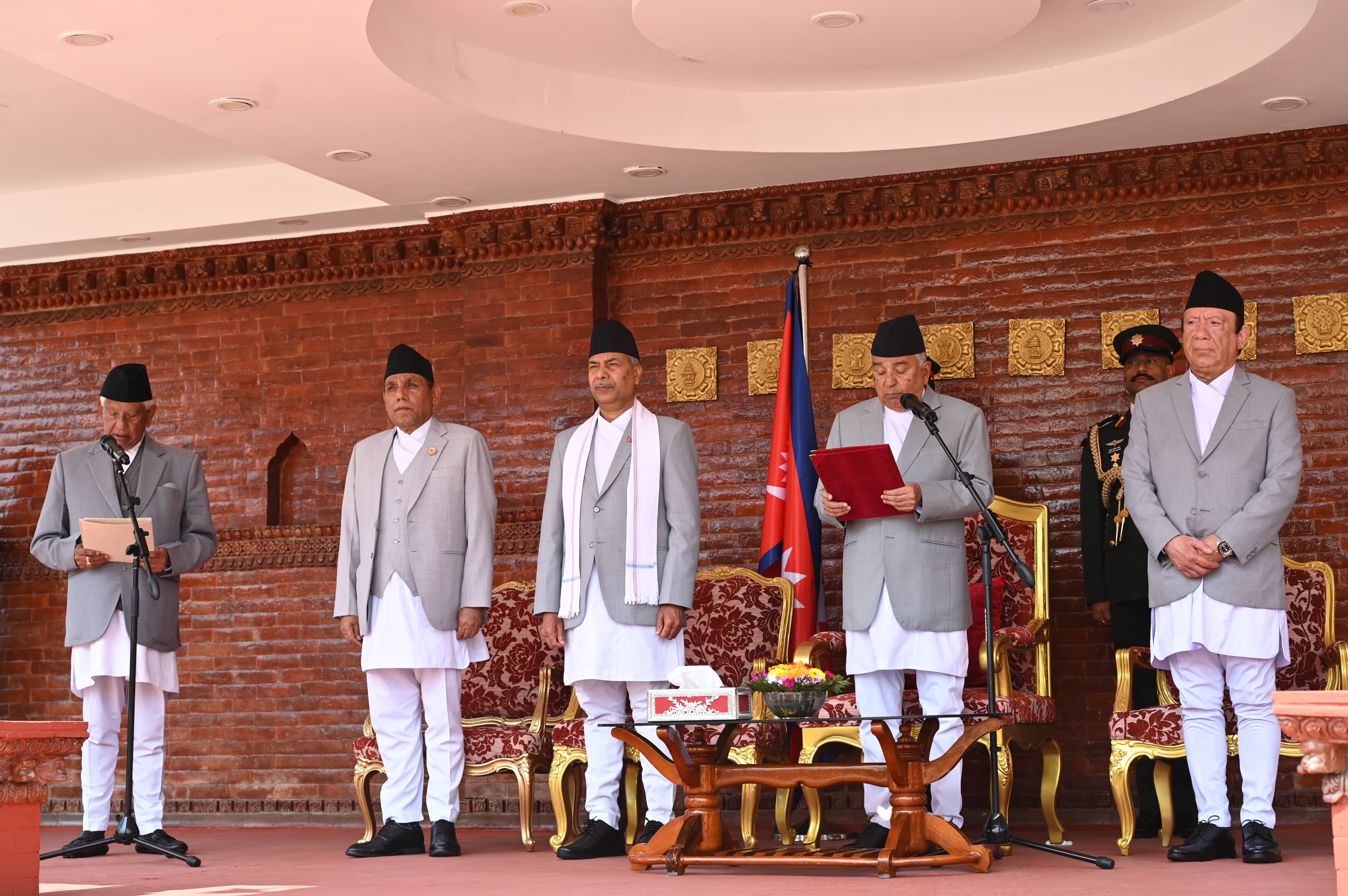 नवनिर्वाचित प्रतिनधिसभाका जेष्ठ सदस्य केसीले लिए शपथ