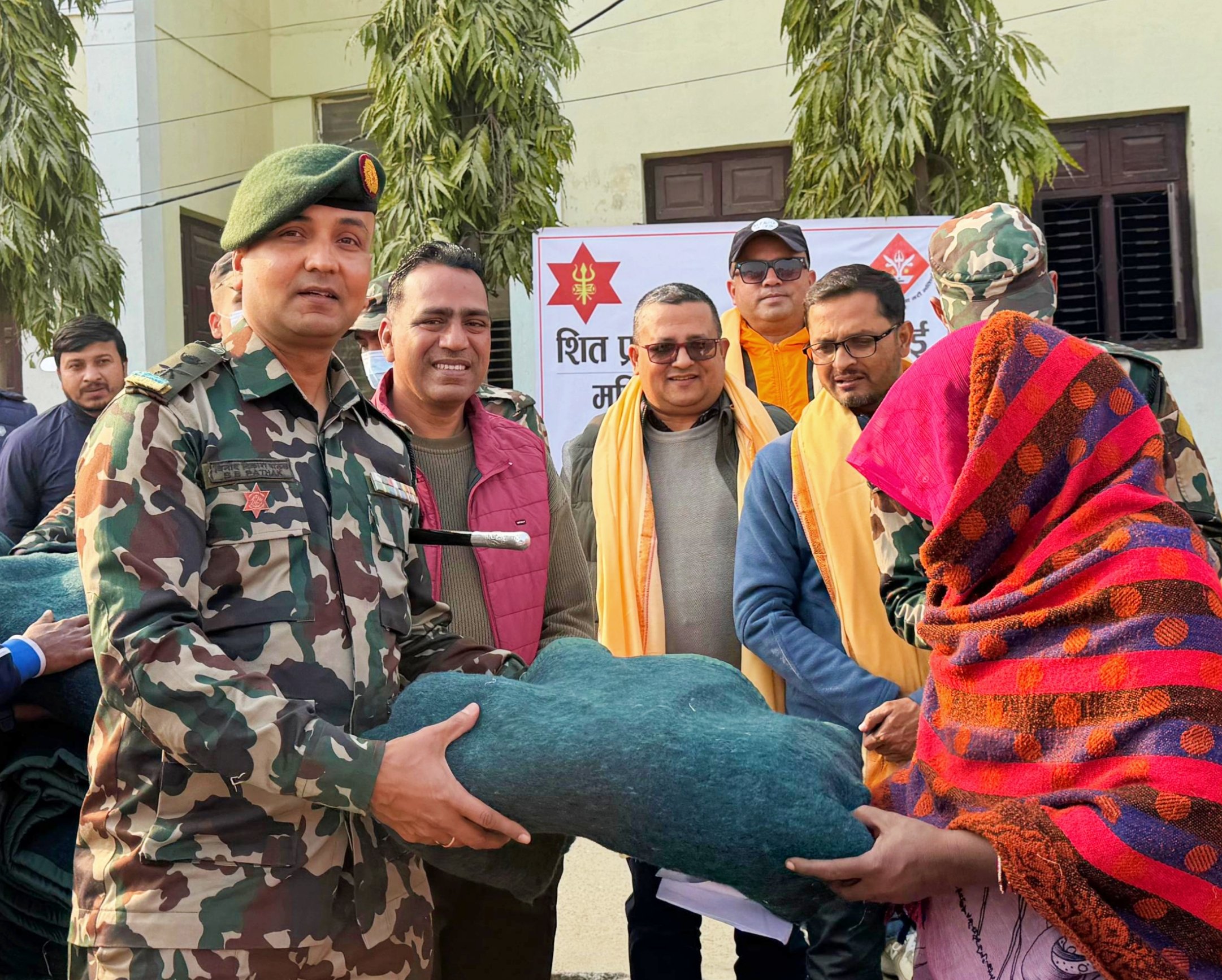 जनताको दुःखमा साथ दिँदै नेपाली सेना,  शीतलहरपीडितलाई बाँड्याे कम्बल