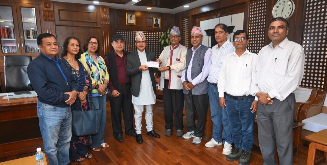 रसुवा बाढीपीडितका लागि डिप्लोमा इन्जिनियर्स एशोसियसनको सहयोग, अर्थसचिवलाई हस्तान्तरण
