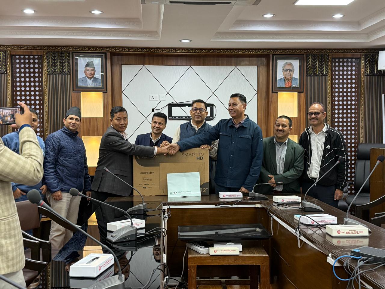 इप्पानद्धारा ऊर्जा मन्त्रालयलाई चार थान टेलिभिजन हस्तान्तरण