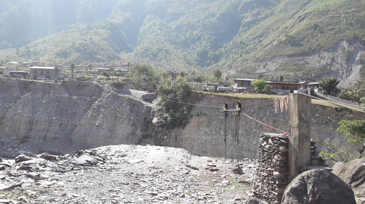 ठेकेदारकाे चरम लापरवाही, त्रिवेणीमा निर्माणाधीन पुलको काम अघि बढेन