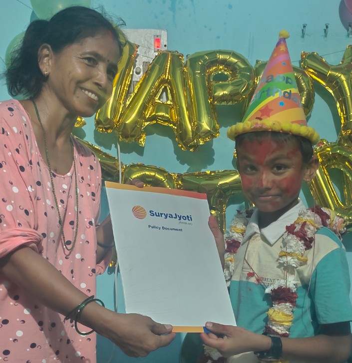 छोराको जन्मदिनमा आमाको बीमा लाइफ बीमा पोलिसी उपहार
