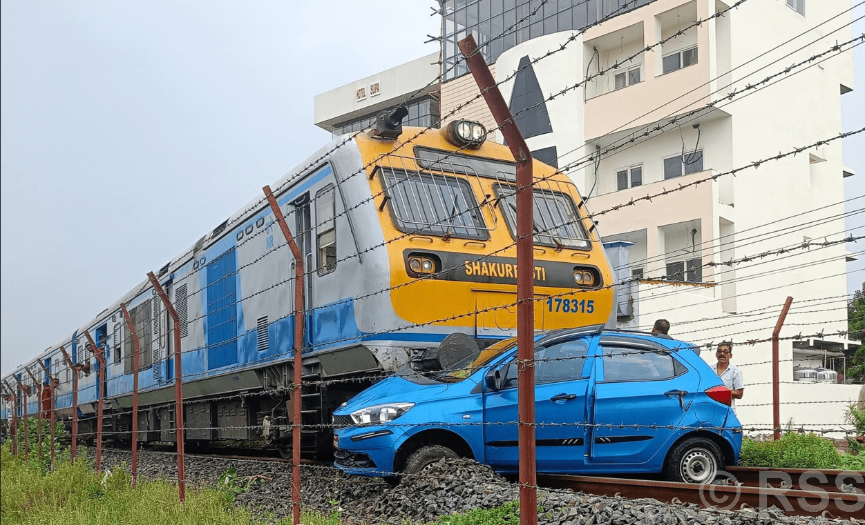 जनकपुरमा रेल र कार ठोक्किए