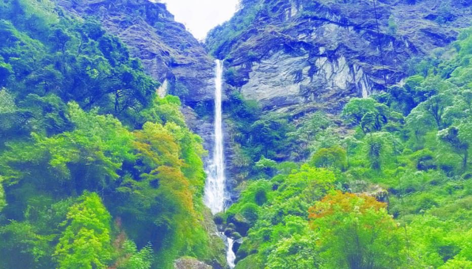 आकर्षक फुङफुङे झरना