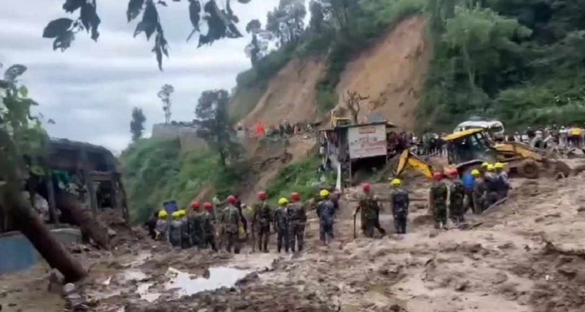 झ्याप्ले खोला पहिरोमा पुरिएर ३५ जनाको मृत्यु