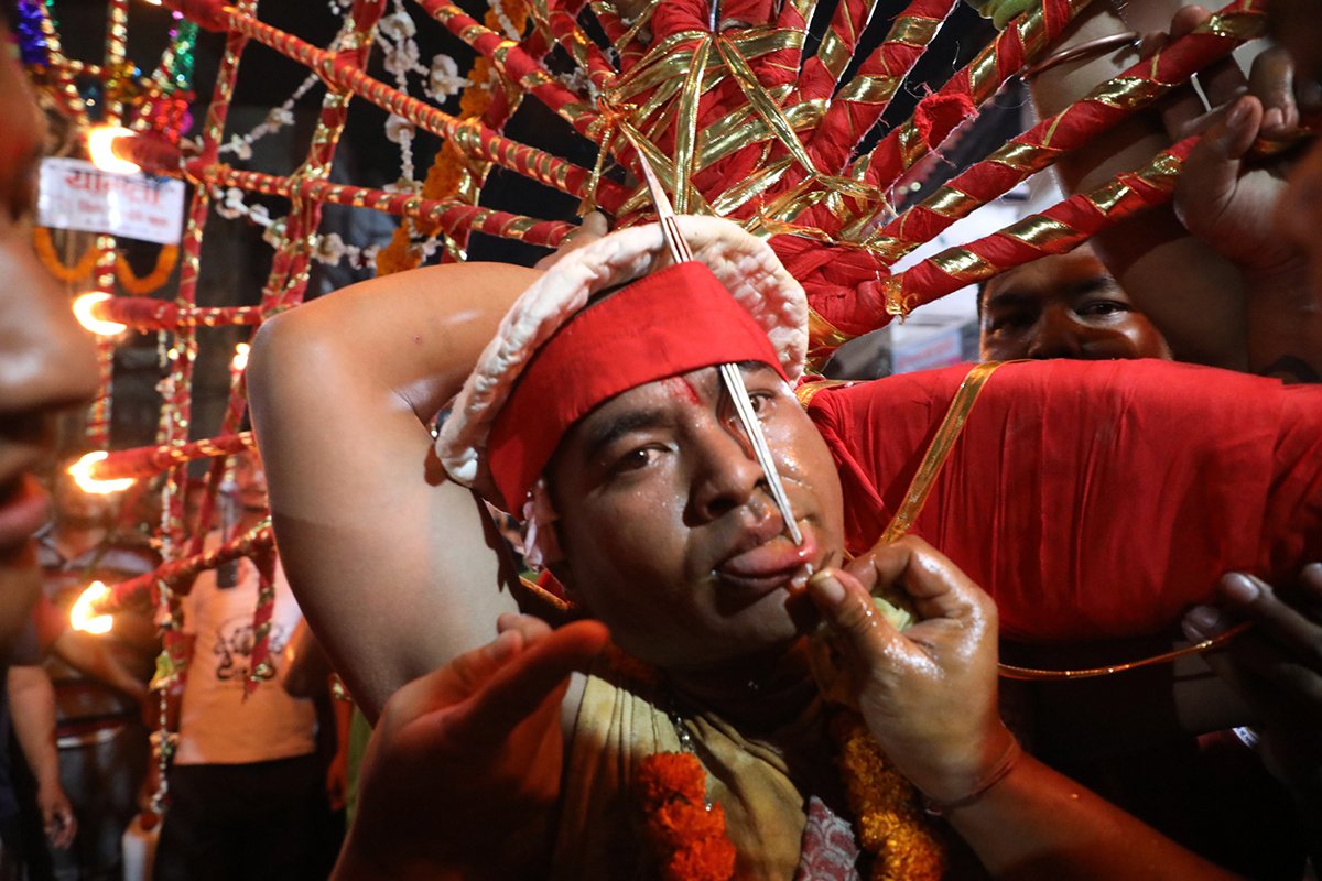 जिब्रो छेड्ने जात्राको पूर्व तयारीः हात नभएको लिंगो उठाइयो