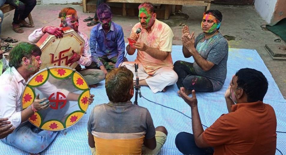 जोगिरा गाउँदै