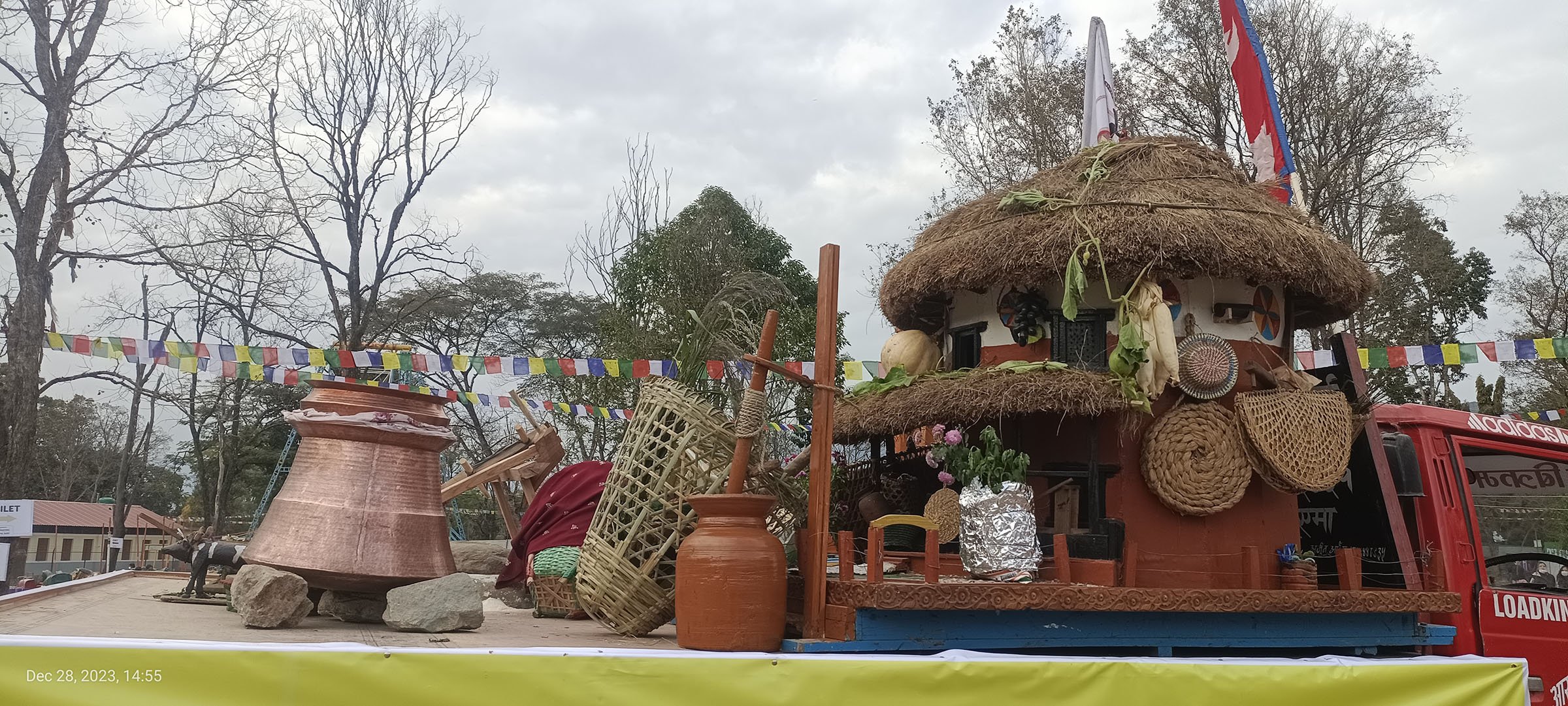 प्रदर्शनमा परम्परागत सामाग्री