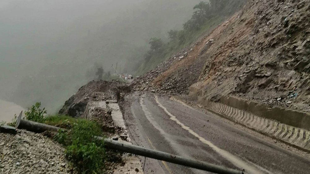 बिहीबार बिहानदेखिको वर्षाले पहिरो जाँदा देशभरका यी प्रमुख राजमार्ग अवरुद्ध