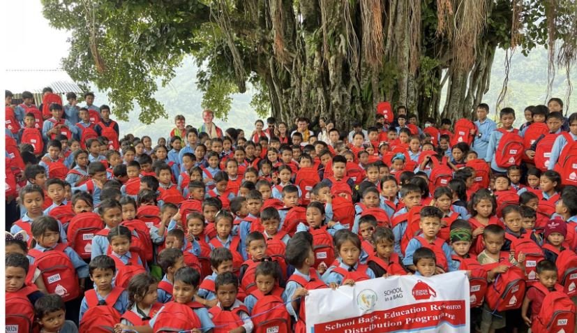 विद्यार्थीलाई शैक्षिक सामग्री