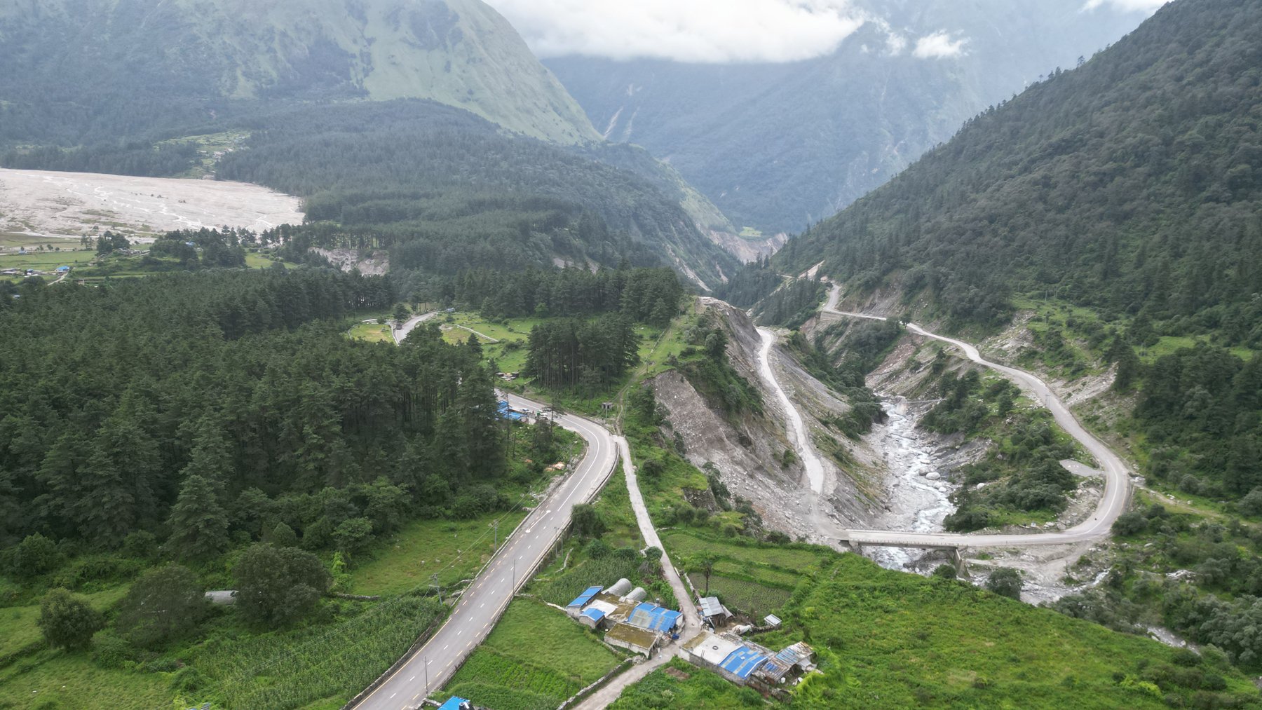 कालोपत्रे सडक र लेते गाउँ