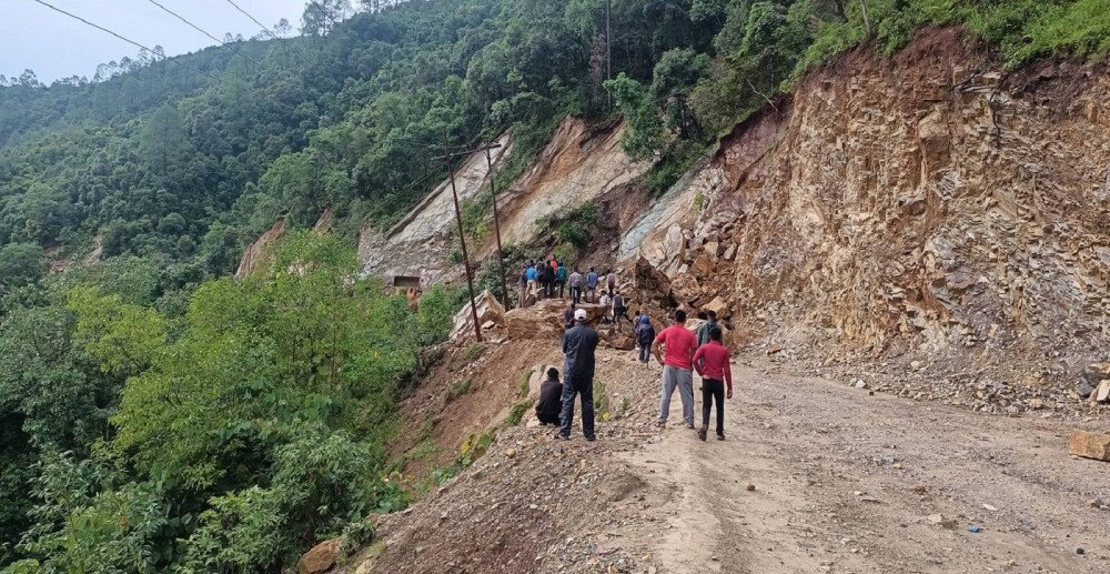 कान्ति लोकपथ  पहिरोका कारण  अवरुद्ध