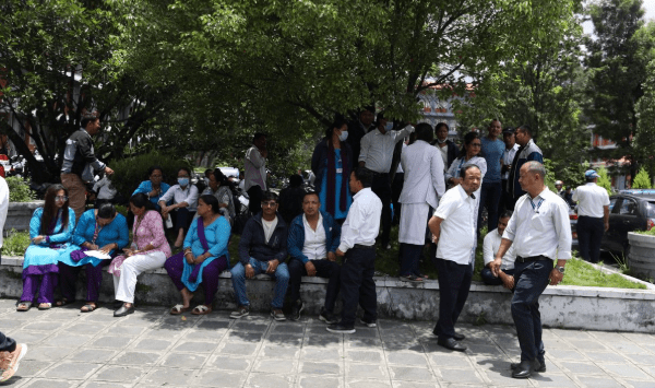 करारका कर्मचारीलाई हटाउने तयारीपछि सिंहदरबारमा धर्ना